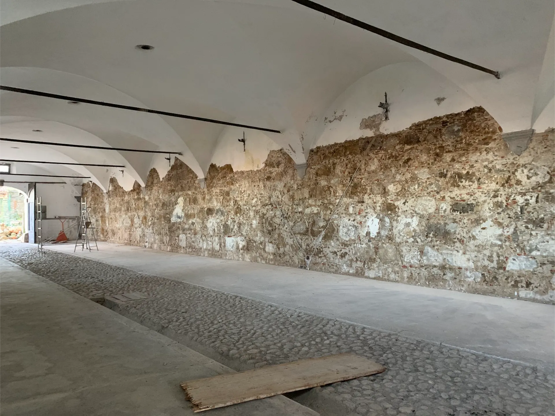 Semi-underground historic cellar with exposed stone and cross vaults - Villa Ottelio de Carvalho
