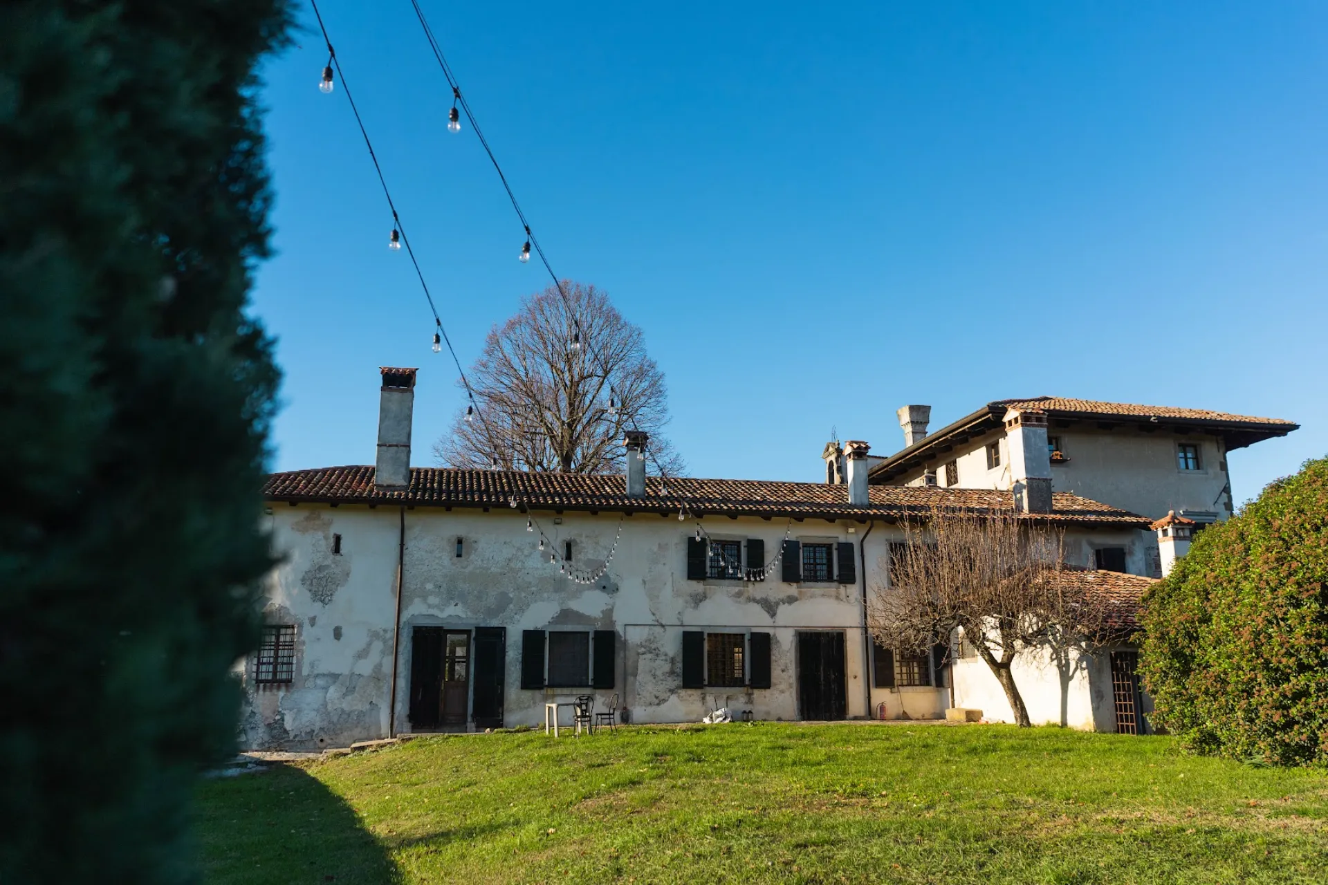 Rear facade of the Barchessa at Villa Ottelio illuminated for events and business